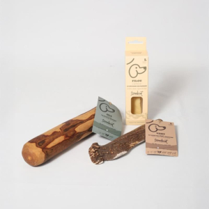 Bois de cerf, bâton en bois d'olivier et boite de fromage de yak