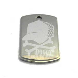 médaille pour collier  : motif crois d'os avec une casquette